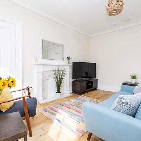 2 Bedroom Apartment On Peebles High Street Exteriér fotografie