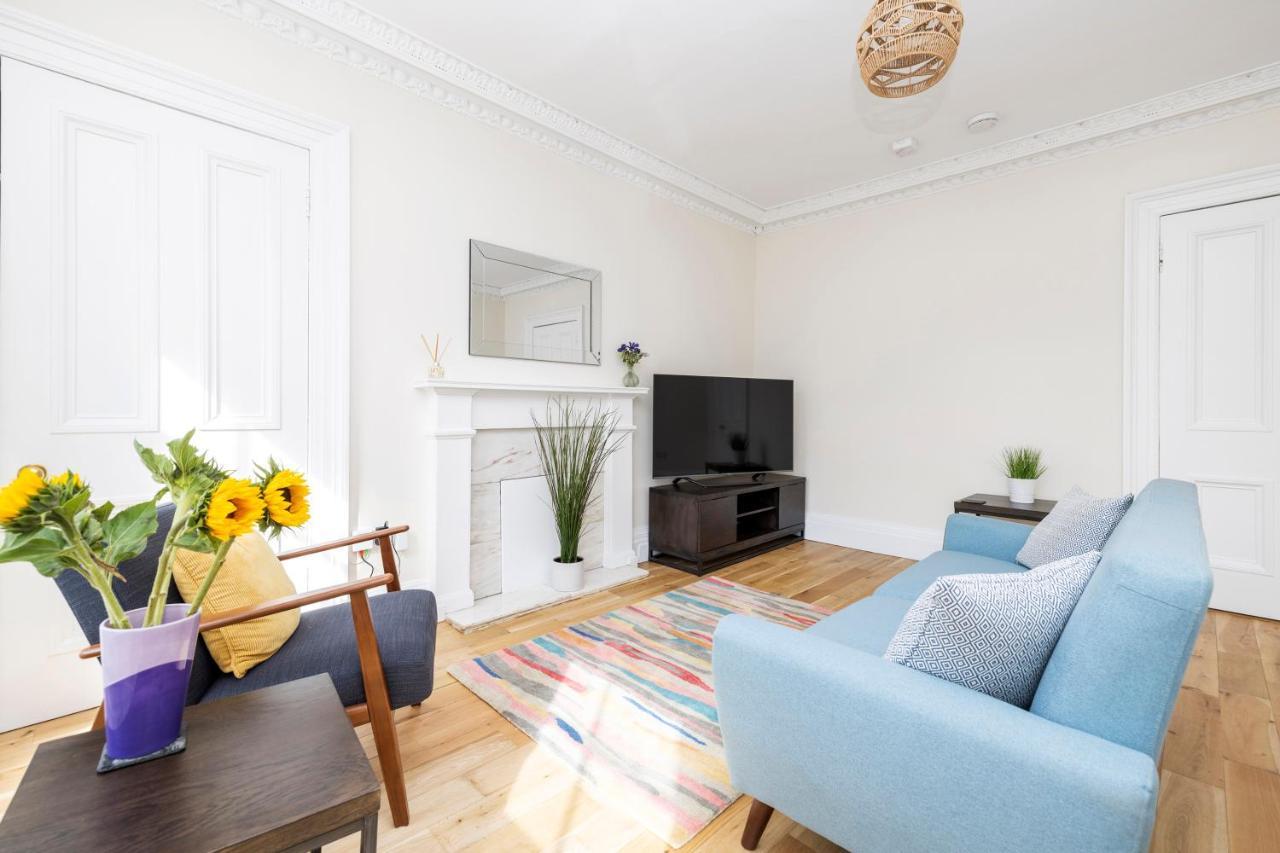 2 Bedroom Apartment On Peebles High Street Exteriér fotografie